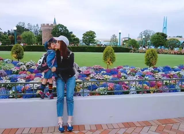 美女妈妈带女儿玩耍,日本迪士尼烟花