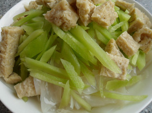 好吃的凉皮在家就可以做简单易懂,手工凉皮无添加劲道爽口好吃