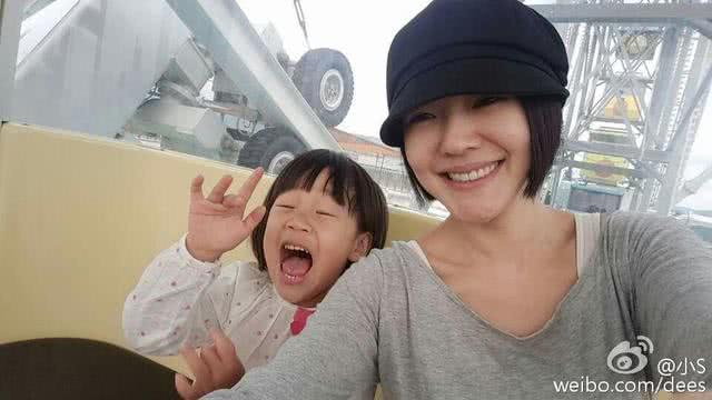 看小S如何花式坑女儿?轮番上演*袜丝**套头,心疼老三经常被套路