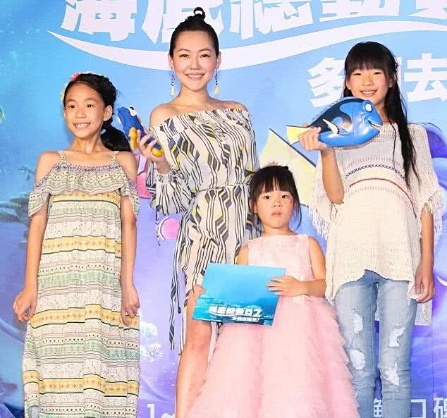 看小S如何花式坑女儿?轮番上演*袜丝**套头,心疼老三经常被套路