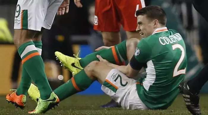 立刻滚出球场!这种人不配踢足球!足球场不是你出气的地方