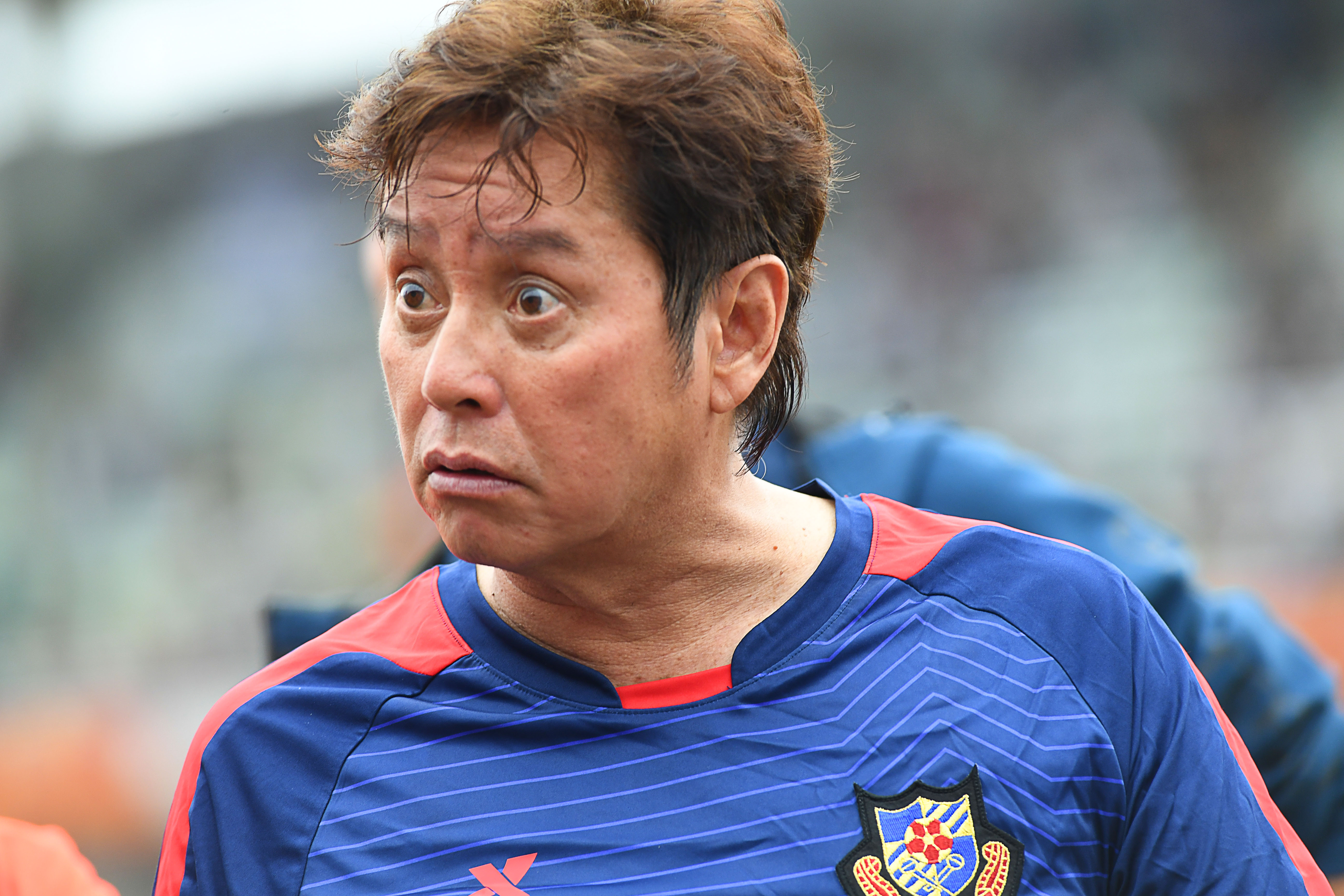 香港明星足球队员谭咏麟合照,香港足球队表演赛谭咏麟