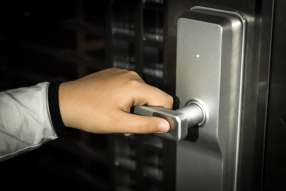 不仅能指纹识别，还可以微信开门，这款指纹锁操作666