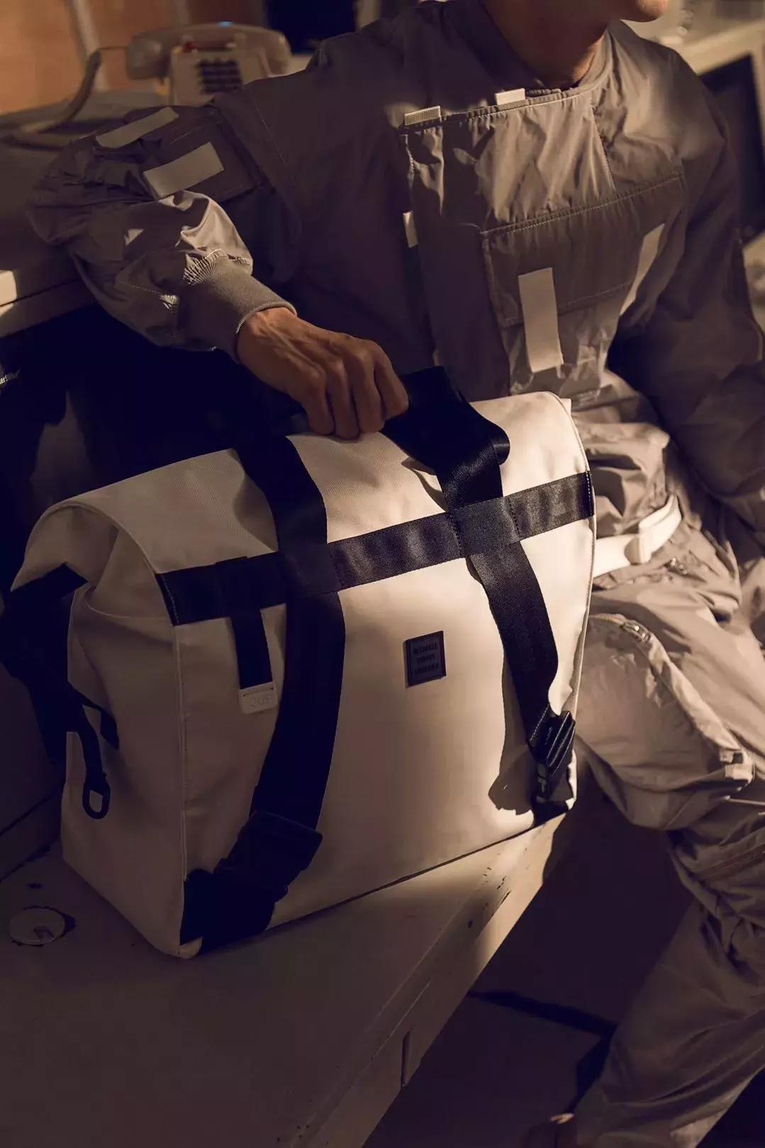 与HerschelSupply联名实属不易,但这个中国品牌做到了