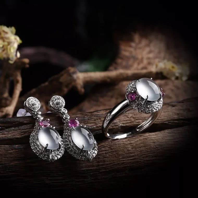 戴翡翠戒指对身体有什么好处,翡翠戒指戴什么寓意好呢