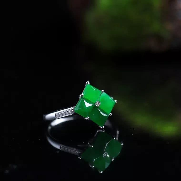 戴翡翠戒指对身体有什么好处,翡翠戒指戴什么寓意好呢