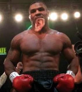 泰森咬耳朵裁判,泰森拳击比赛咬耳朵这一场谁赢了