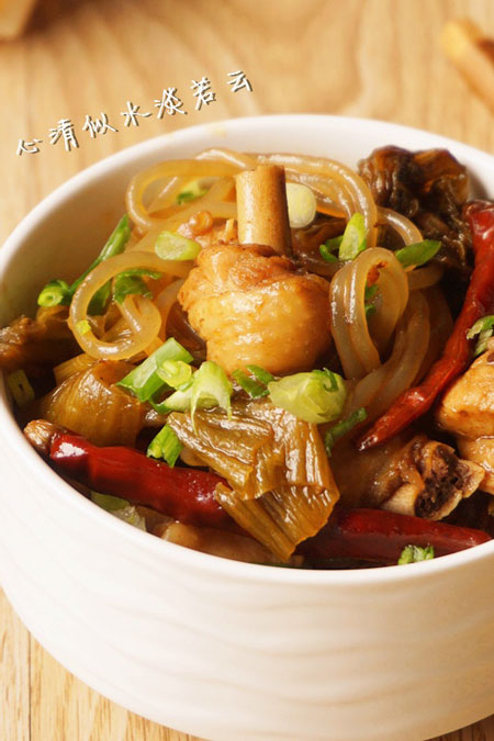 酸菜炖粉条怎么做好吃,酸菜粉条炖鸡最正宗的做法