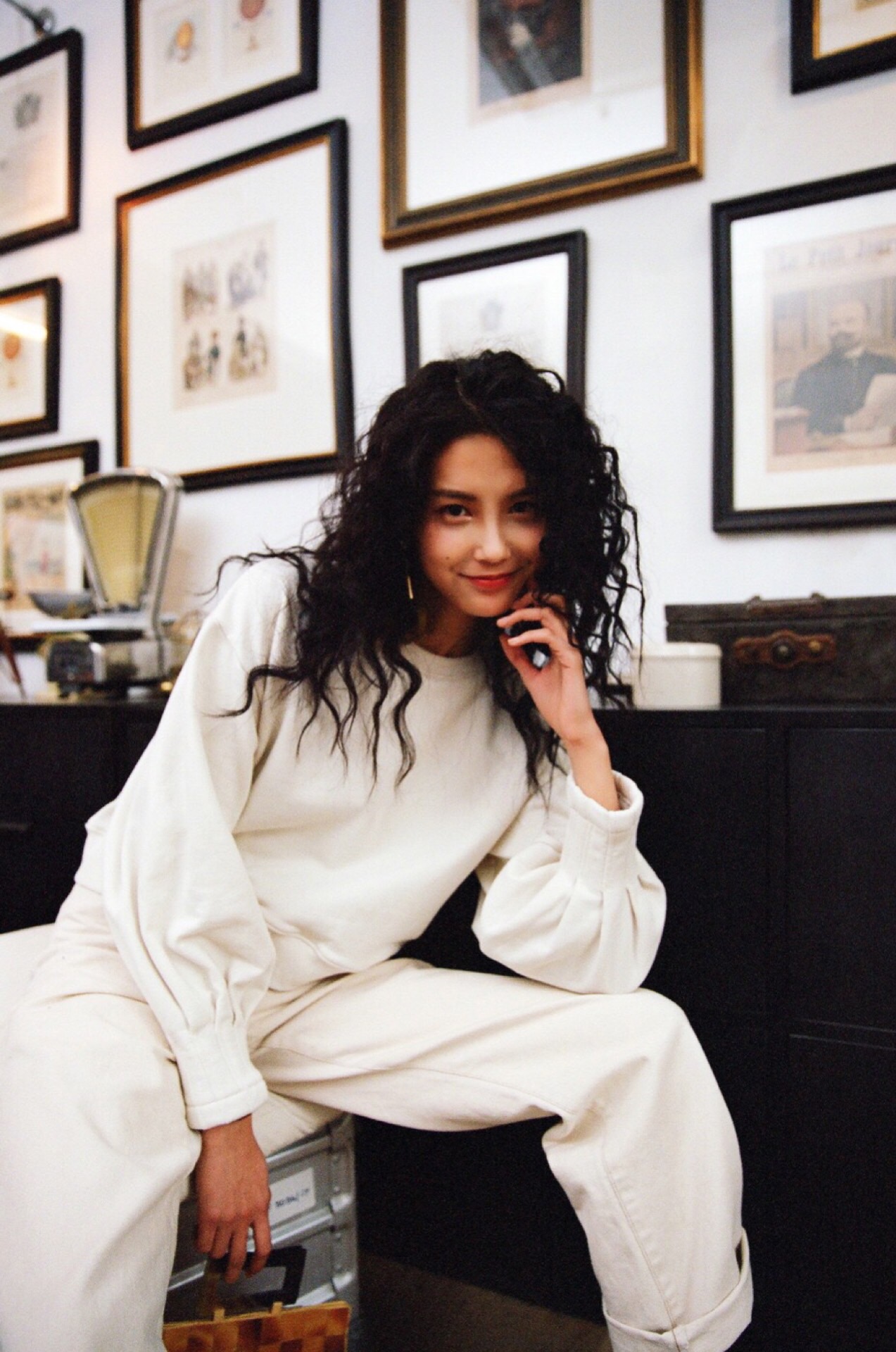 白色系套装这么凹造型,随意凹就具有气场