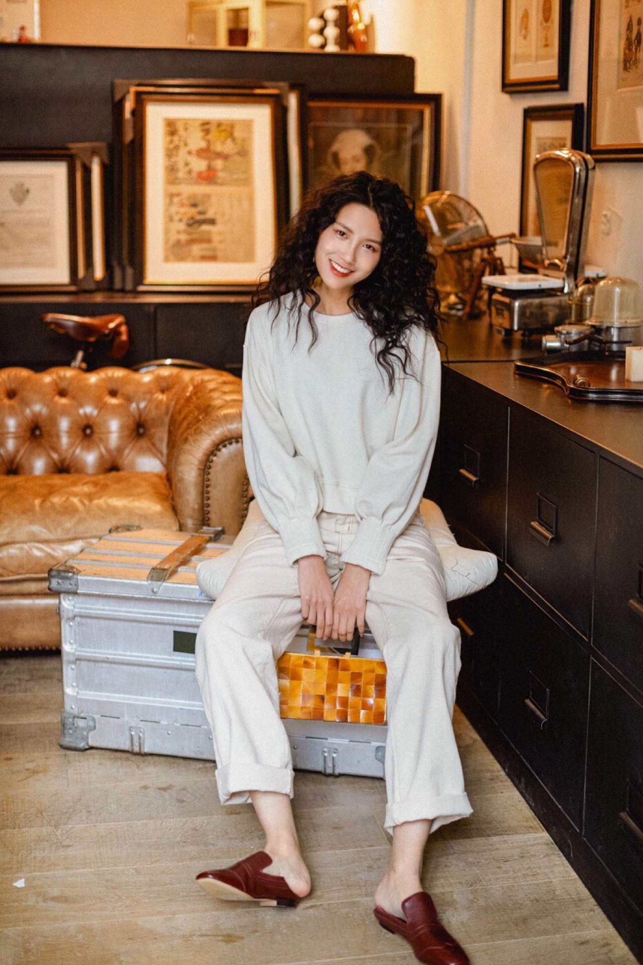 白色系套装这么凹造型,随意凹就具有气场