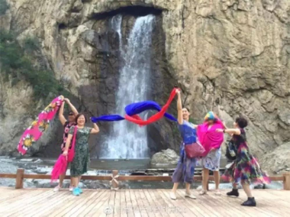 看完我妈拍的春游照片,我跟我爸都哭了……