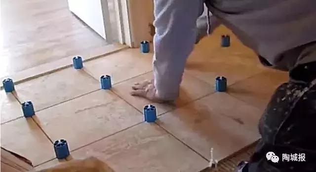 卫生间地砖铺的不平怎么补救,怎么检查地砖铺的平不平