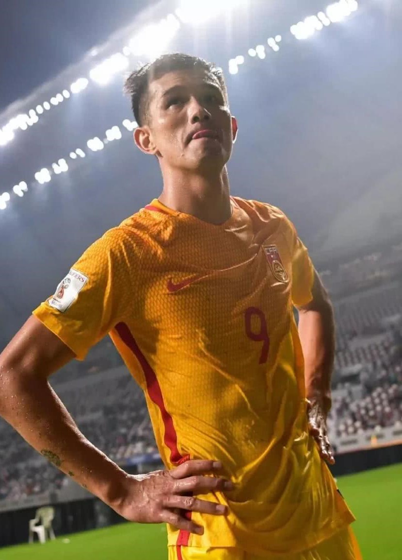 足球运动员走进更衣室视频,足球更衣室好还是篮球更衣室好