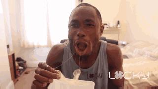 网上竟流行这个变态“挑战”：安全套从鼻子吸进去，从嘴巴拉出来