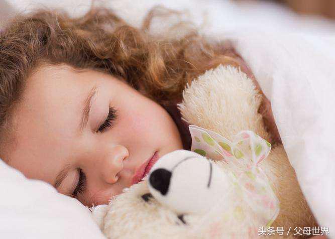 孩子和妈妈分床睡多久能适应 (怎样让孩子分床睡适应快)