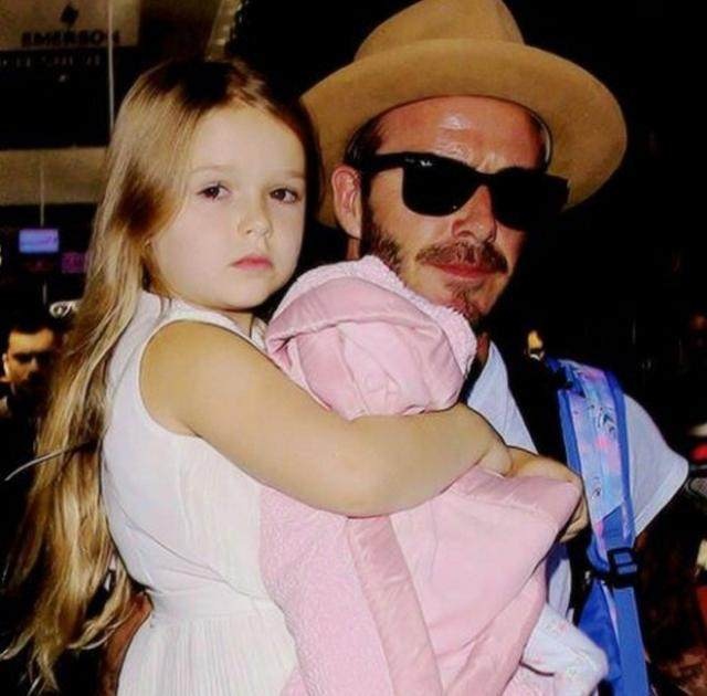 小七又开始创作!展现绘画天赋,妈妈维多利亚培养小七