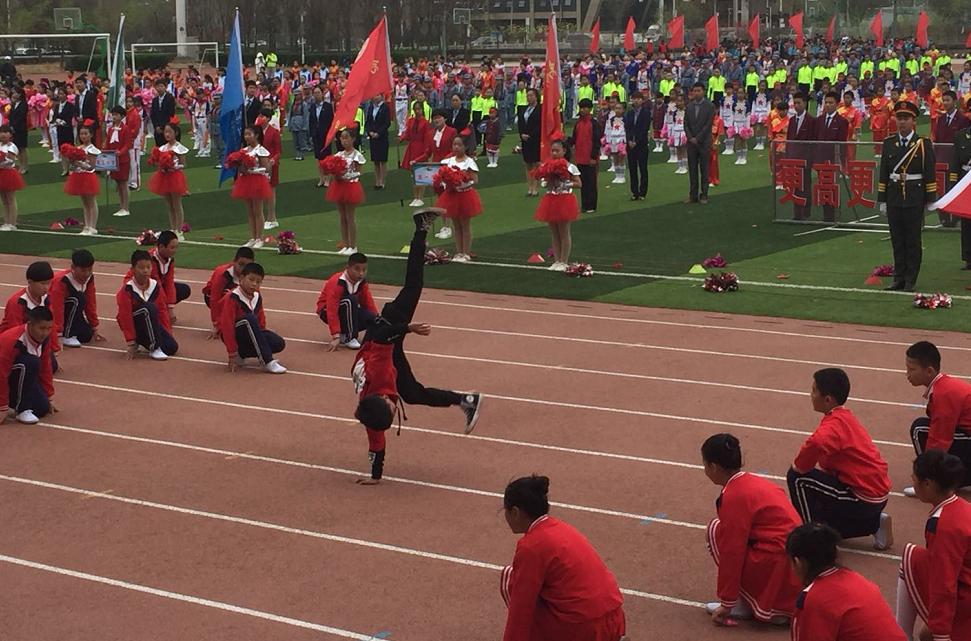 小学生运动会的童趣,有趣的运动会一年级小学生