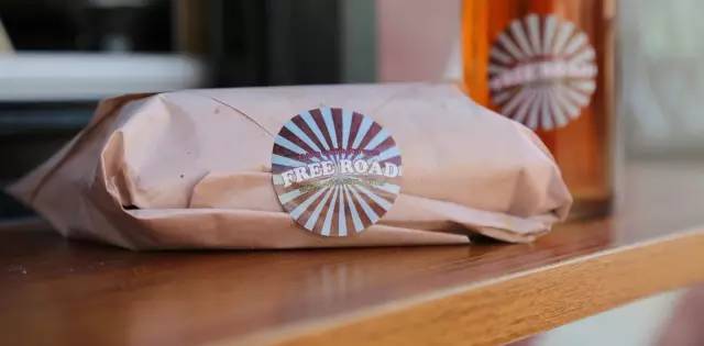 90后杂粮煎饼摆摊三轮车,90后摆摊卖早餐三明治寿司