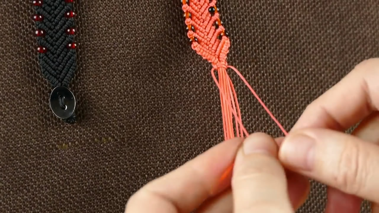 金刚结串珠手链编织教程,粉色水晶串珠手链编织教程