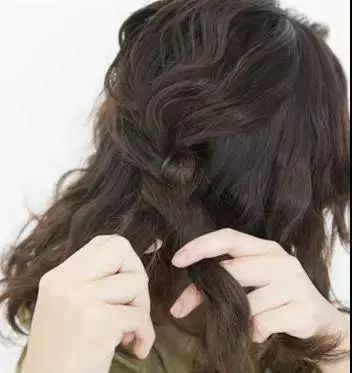 超短烫发刘海怎么扎头发简单好看,40岁的女人烫发后咋扎头发