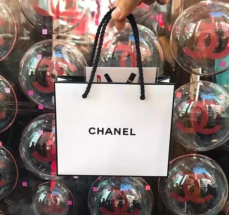 喷着LV新出的第8款香水，到香奈儿街机店夹口红去！