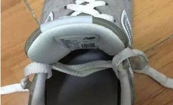 为什么鞋舌总是容易歪一边,鞋子上的鞋舌总是歪是什么原因