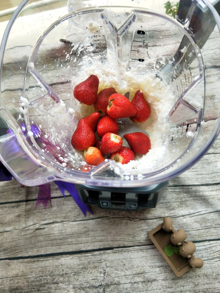 跳动舌尖的草莓酸奶沙冰-----来自汉美弛破壁机