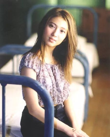 戴佩妮扁平足拇指外翻图片,戴佩妮扁平足