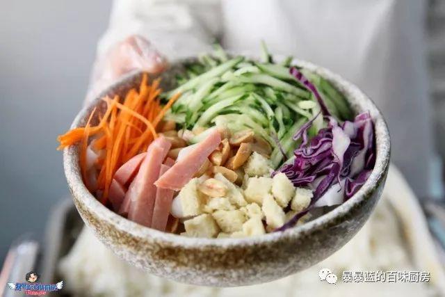 这家店用六星级面粉做凉皮配东北鸡架爆好吃,一般人还不让加盟…