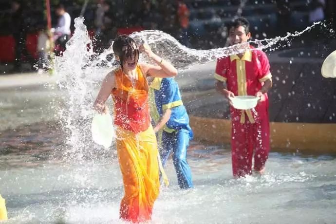 对不起！我要请假回家过泼水节，不然我们寨子要输了！