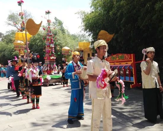 对不起！我要请假回家过泼水节，不然我们寨子要输了！