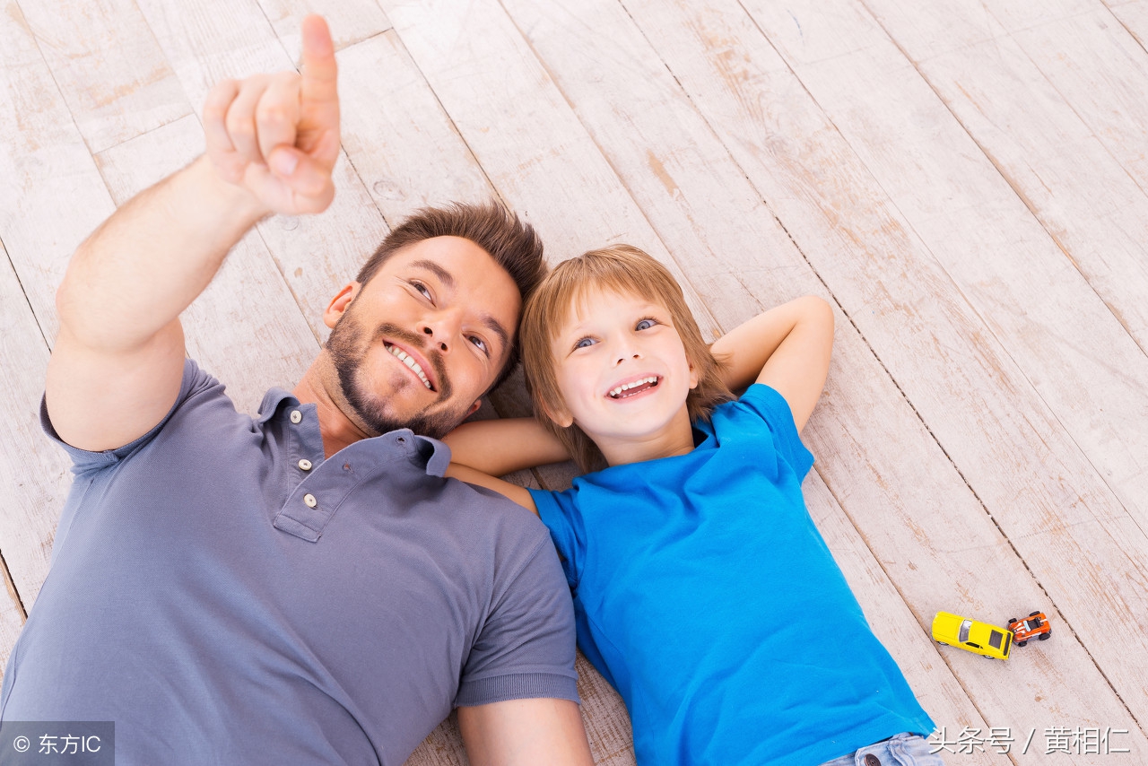 爸爸每周陪伴孩子12小时,趁小孩未长大多陪伴
