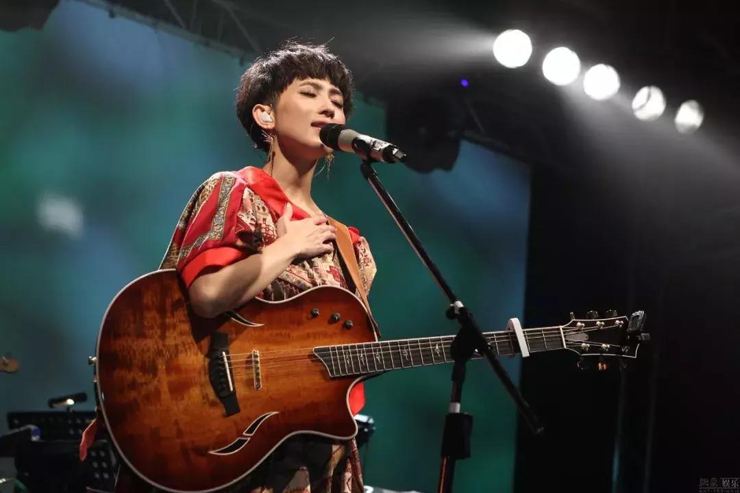 戴佩妮第一个专辑,戴佩妮再次和观众接唱怎样