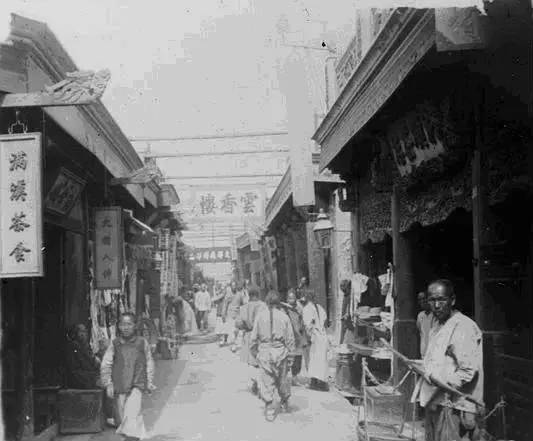 100元吃一天路边摊,100元吃一天饭