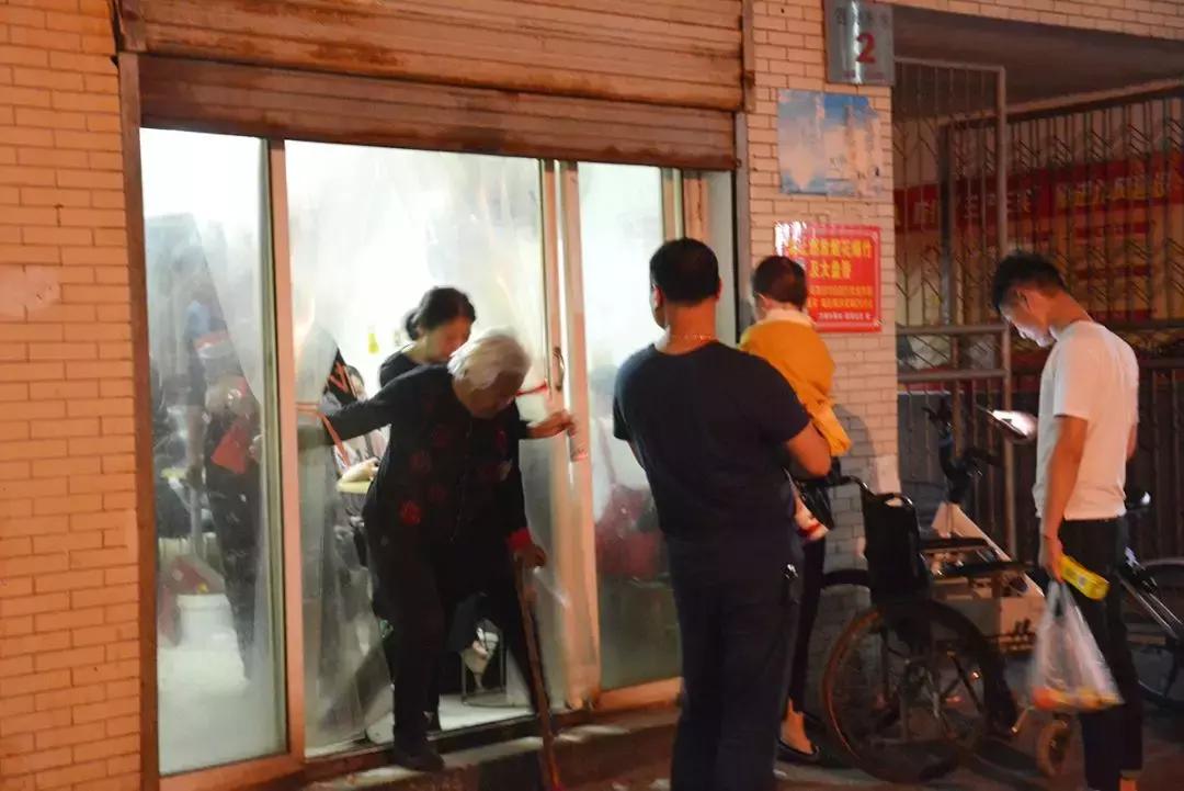 一天卖100斤面！阜阳这家刀削面，一到晚上门口就火到堵路