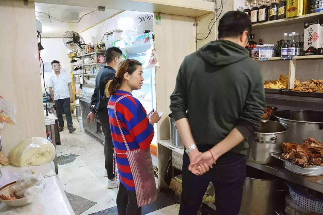 一天卖100斤面！阜阳这家刀削面，一到晚上门口就火到堵路