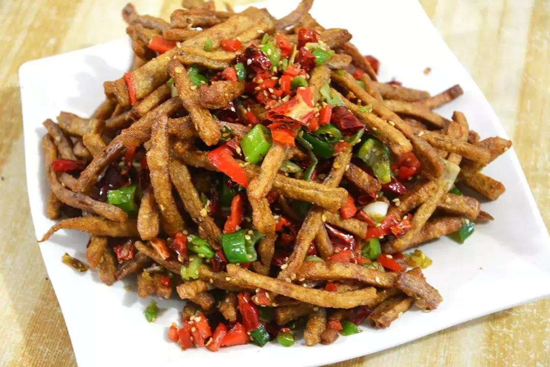 一天卖100斤面！阜阳这家刀削面，一到晚上门口就火到堵路