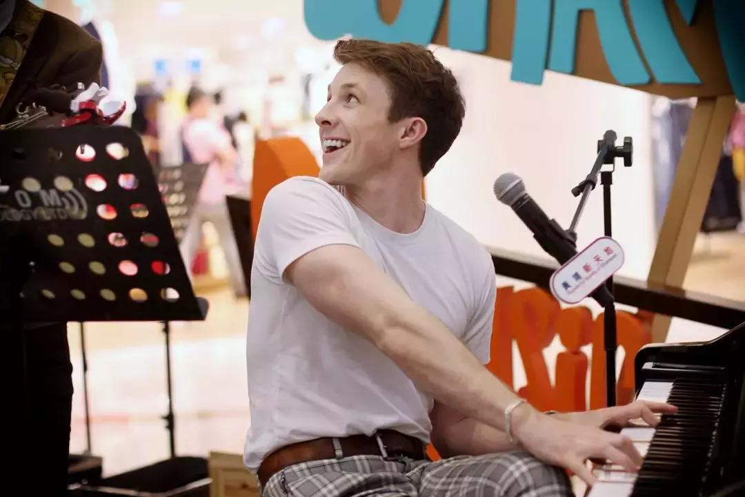 【MH访谈】离开伦敦投行和5万月薪，去街头弹钢琴的英国小哥