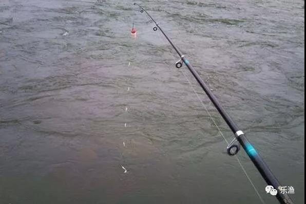 仿生串钩翘嘴鱼最新方法,虾皮串钩钓翘嘴鱼的最佳方法