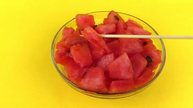 西瓜也可以用刀来剥皮,西瓜可以这么切方便实用