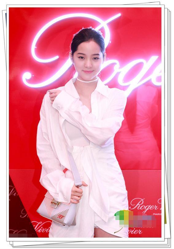 欧阳娜娜上面开好大，下面遮不住，网友：她真的只有18岁吗？