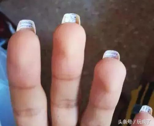 因作弊，小哥被逼*光脱**衣服裸考……