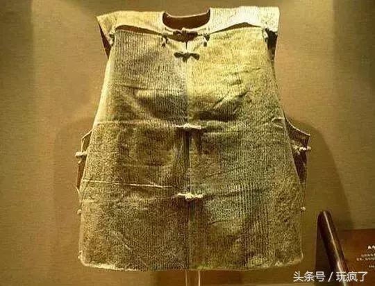 因作弊，小哥被逼*光脱**衣服裸考……