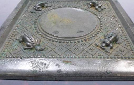 阳燧铜镜价值,古墓里发现铜镜