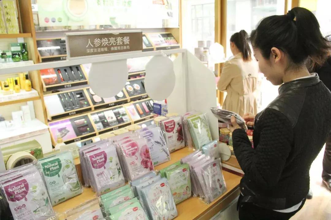 这个卖化妆品的雷老板，在她的店里藏着让女人变美的八字箴言！