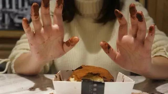 长沙老板也太“黑心”了！这么黑的食物也给我吃！