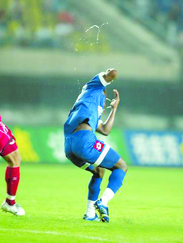 足球守门被爆头,足球守门员被爆头