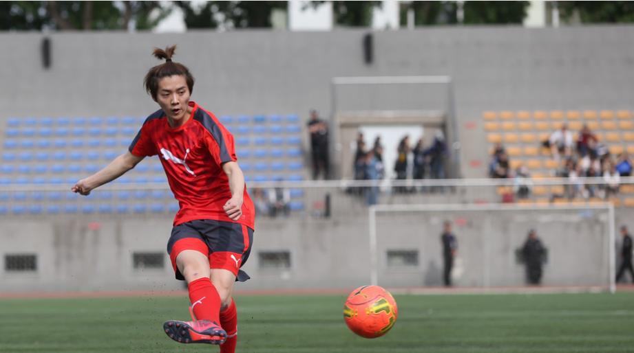 鹿晗演艺圈踢球,鹿晗踢曼联