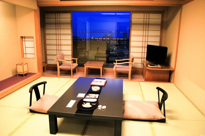 到雄琴温泉琵琶湖花街道温泉旅馆穿浴衣品近江牛！