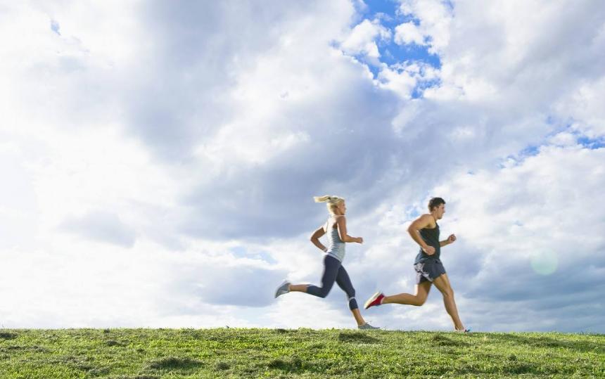 跑步上半身晃动大如何解决,跑步时感觉震动怎么办